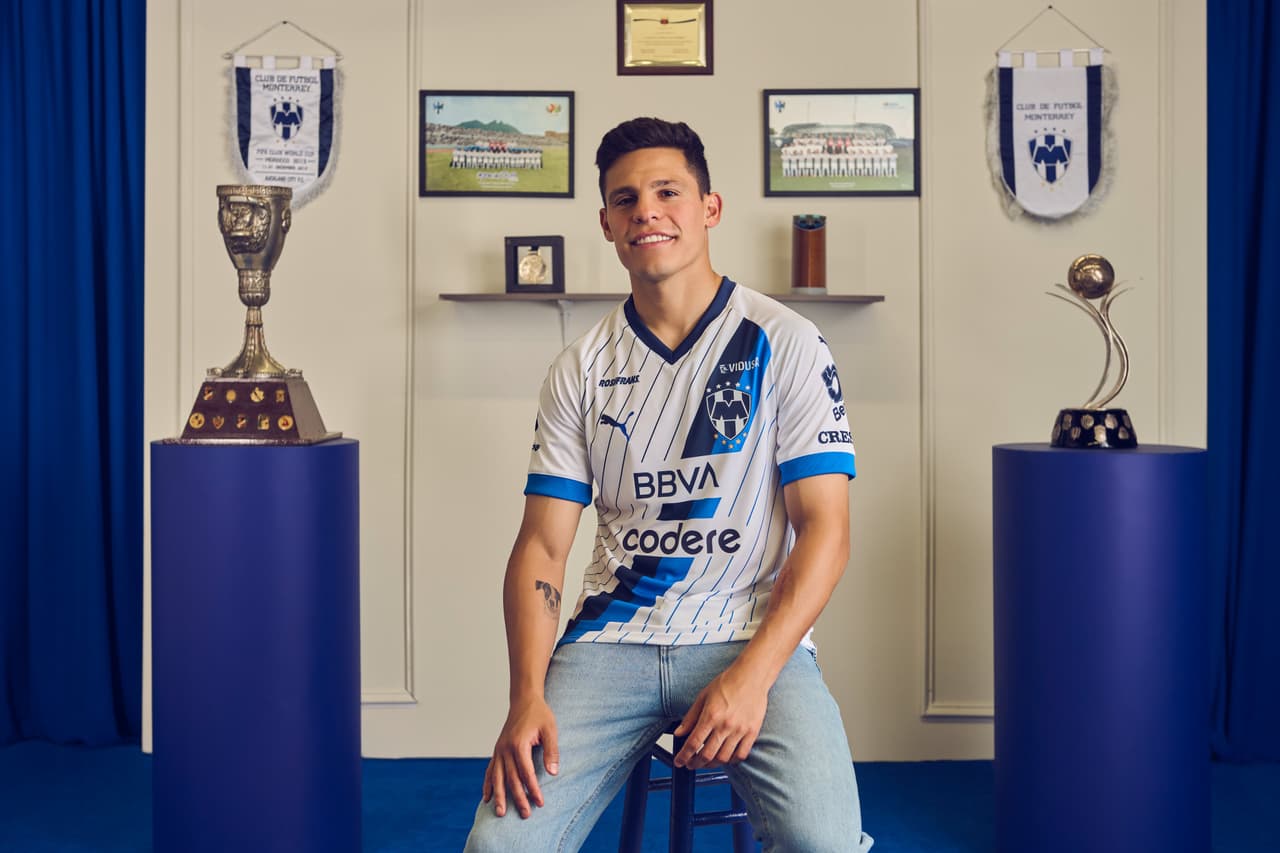 Rayados presentó su playera de visitante de un elegante blanco y tonalidades azules como parte de su identidad.