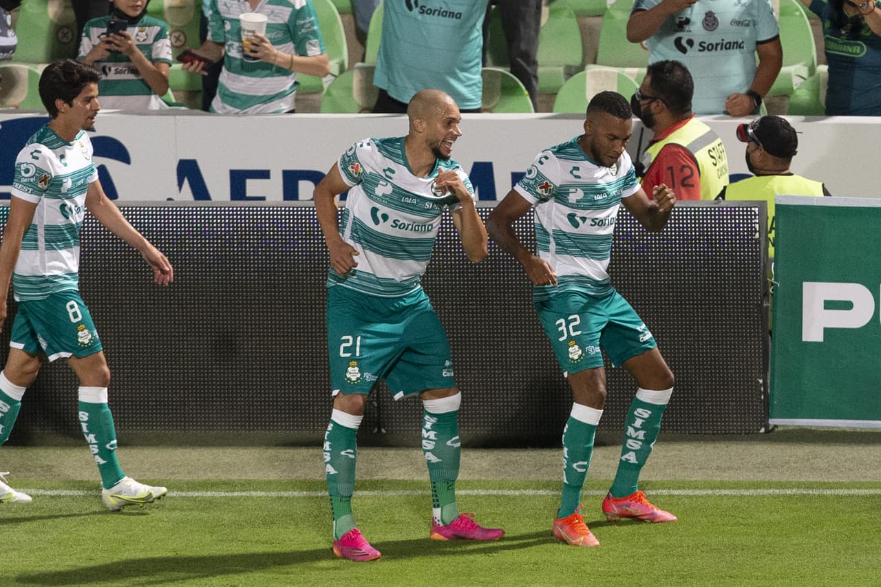 Eduardo Aguirre y Ayrton Preciado son los encargados de consumar la voltereta 2-1 sobre Santos y toman una ligera ventaja en las eliminatorias.