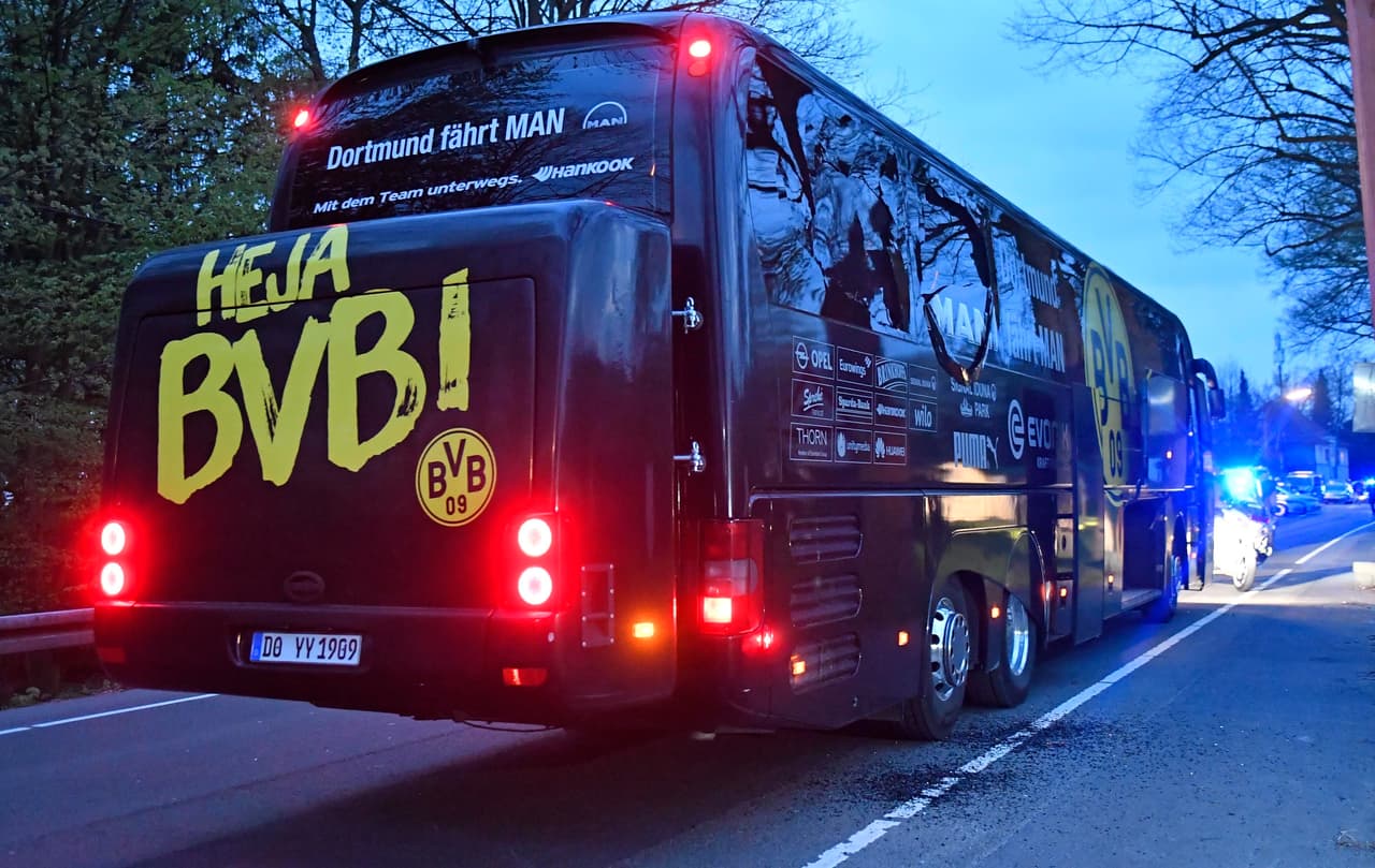 La tensión que se vivió entre el plantel del equipo alemán fue muy alta y eso, además de estado de salud de Bartra y la alerta de seguridad, motivaron a que el juego se suspendiera.