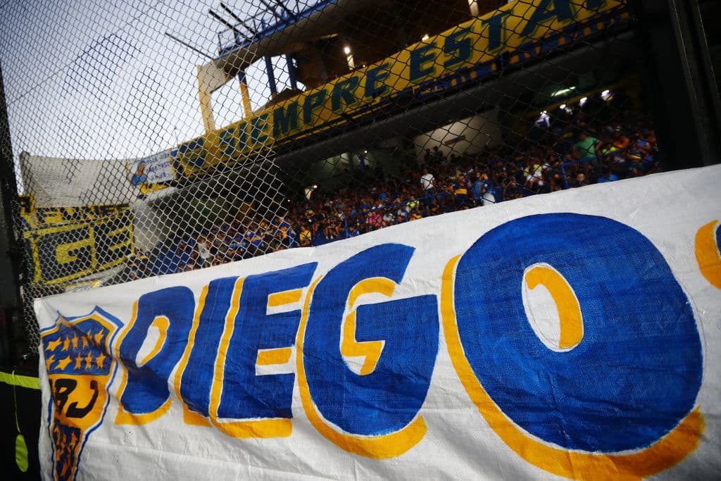 Las mantas con leyenda de Maradona están por todos lados en el estadio.