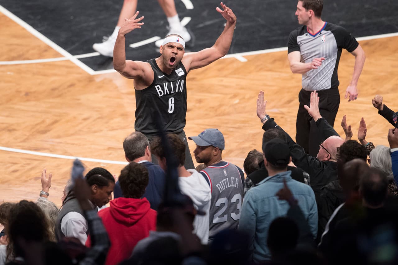 Tras ser expulsado por su reacción Jared Dudley hizo gestos a la afición de los Brooklyn Nets para que siguieran apoyando al equipo en la segunda mitad.