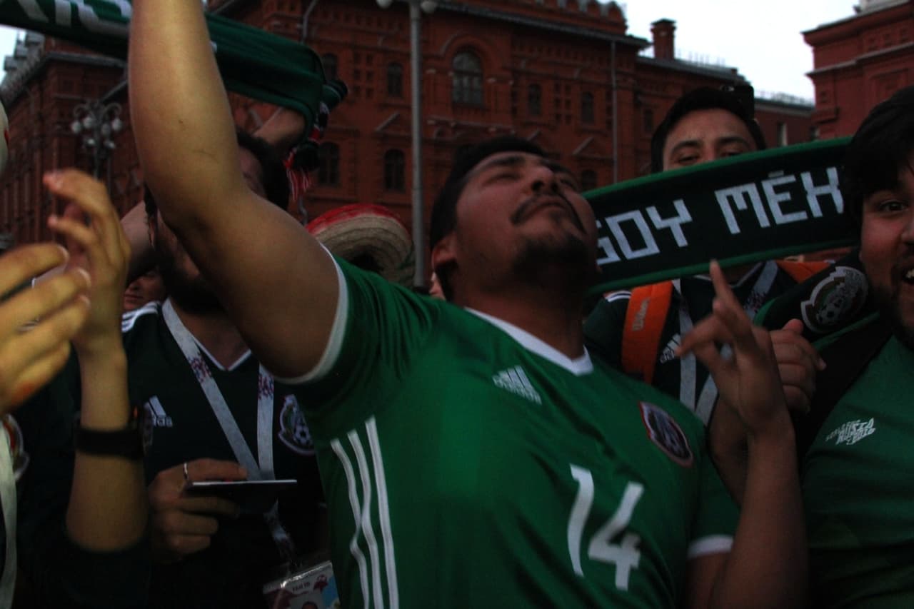 Tremendo jolgorio que armaron los aficionados mexicanos en la Plaza Roja en Moscú tras la gran victoria de la selección de México por 1-0 sobre Alemania. ¡Así festejaron! (Fotos: Ricardo Otero, enviado)
