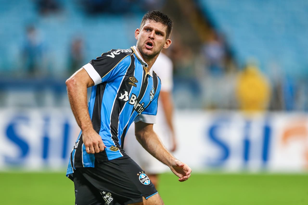 El argentino Walter Kannemann, central de 28 años de Gremio, ha surgido con fuerza en los planes de varios clubes como Arsenal, Inter de Milán y Sampdoria. De acuerdo al diario The Sun, los 'Gunners' y su técnico, Unai Emery, están en la cabeza por su fichaje.
