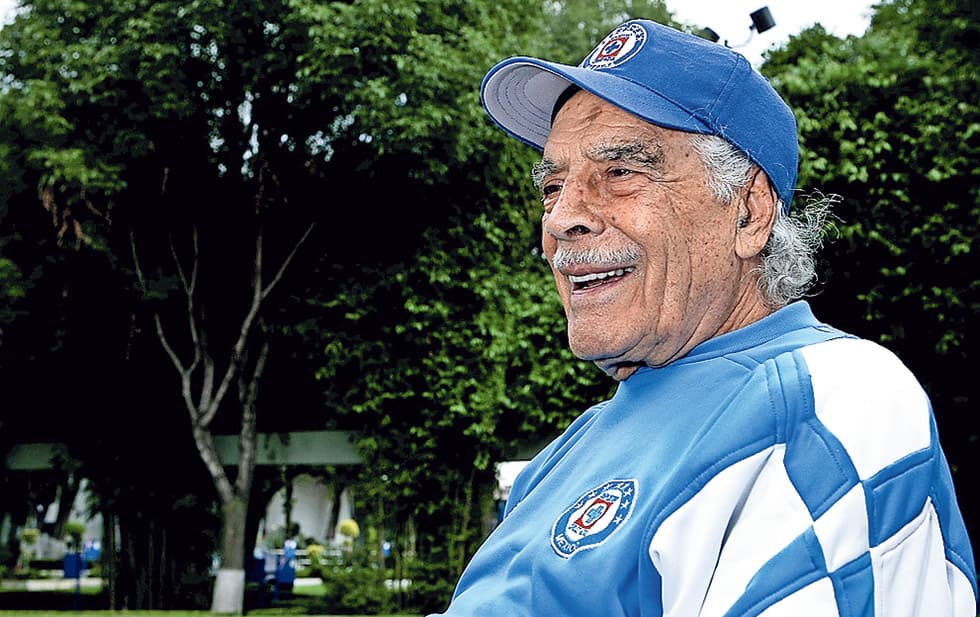 Recordó una anécdota en la que don Nacho Trelles bailó cumbia durante el medio tiempo en un partido contra el Atlante, a pesar de la presión que tenían, lo recuerda entre risas.