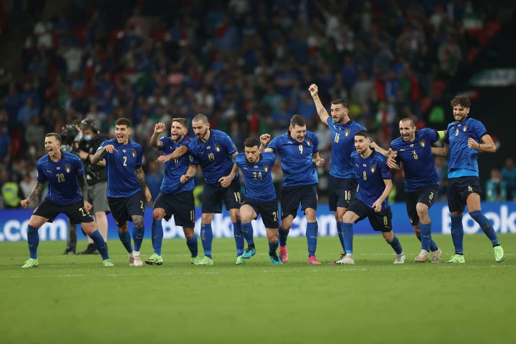 Italia es campeón indiscutible de Europa y se lleva la copa a casa. Luke Shaw abrió el marcador al minuto 2’ del encuentro y en el minuto 67, Leonardo Bonucci se encargó de igualar el marcador, ya en tiempos extra no pudieron pasar del 1-1 y, en tanda de penales, el equipo inglés no supo definir y la ‘Azzurra’ se corona en Wembley.