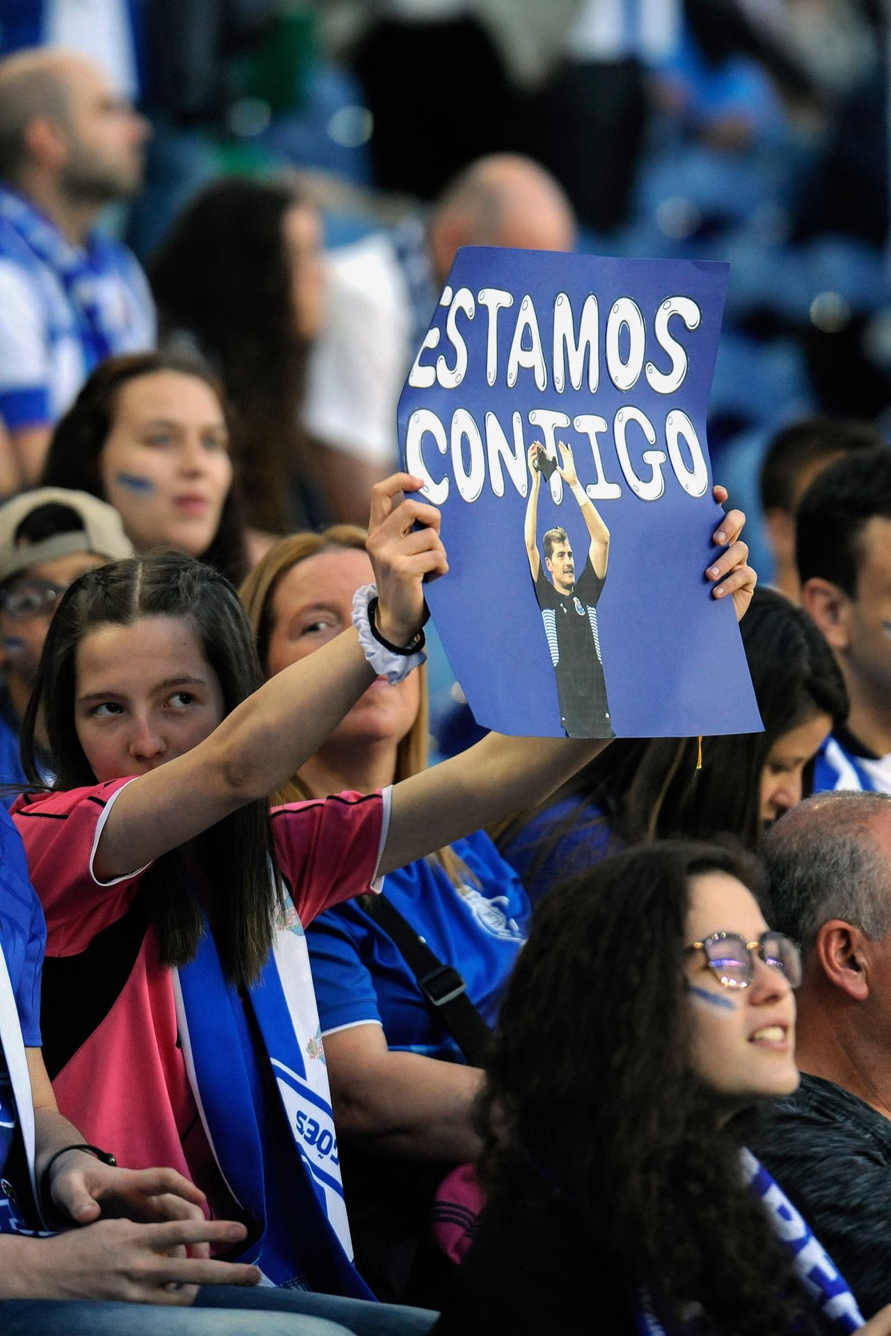 Los fanáticos del Porto le enviaron su apoyo al arquero español Iker Casillas, que el miércoles pasado sufrió un infarto en el entrenamiento del club.