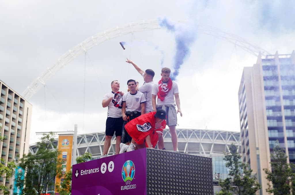 Aún no empieza el partido y se vive la locura fuera del estadio de Wembley. Aficionados ingleses e italianos disfrutan una atmósfera de emociones entre cantos, bebidas y disfraces, previo a la final de la Euro 2020 entre Italia e Inglaterra.