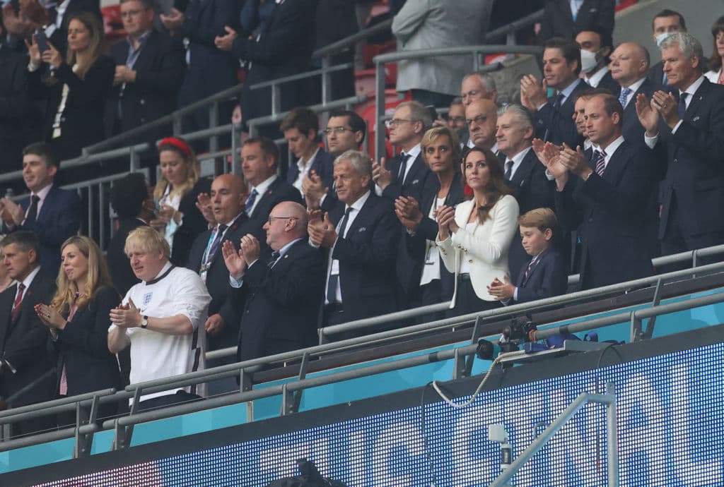 Así se ve el balcón VIP: el Primer Ministro Boris Johnson y su esposa Carrie; la Duquesa de Cambridge, el Príncipe George de Cambridge y el Prince William, Duque de Cambridge durante la final.