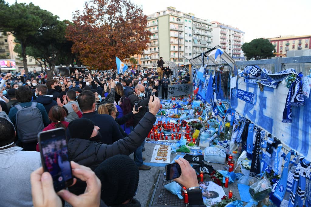 Al parecer, el nombre del estadio donde Napoli juega de local, podría llevar el nombre del mítico jugador argentino recientemente fallecido. El cuadro napolitano y el conjunto croata se medirán en la cuarta fecha de la justa europea.