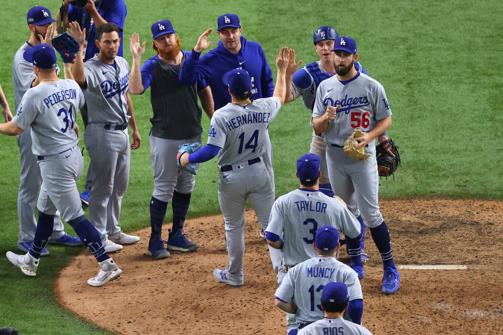 Los de Los Angeles tundieron 15-3 a los de Atlanta y ganan su primer juego de la serie; Houston derrotó a los Rays 4-3 y dejan la serie 3-1.