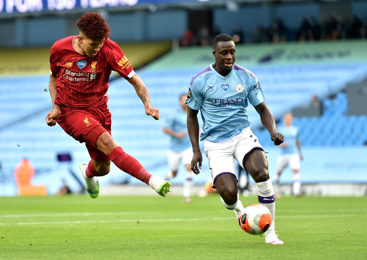 Benjamin Mendy intenta tapar el disparo del Roberto Firmino, pero el blón pasa y termina en las manos de Ederson.