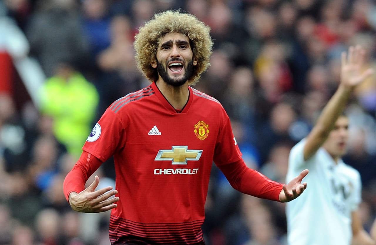 En un momento comenzaron a llover centros al área para que Marouane Fellaini buscara de cabeza, pero tampoco servía ese camino.