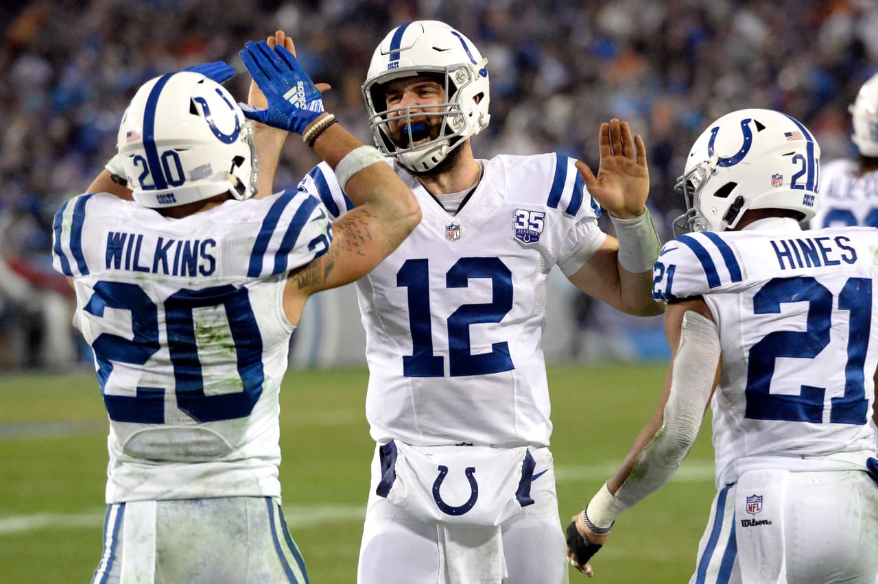 Tres pases de touchdown y 265 yardas del quarterback Andrew Luck (centro) marcaron la diferencia en el triunfo de los Colts.