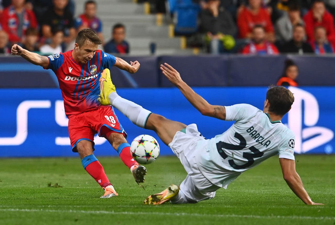 Inter de Milán sacó tres puntos importantes de visitante ante Viktoria Plzen en la República Checa con goles de Dzeko y Dumfries por 0-2.