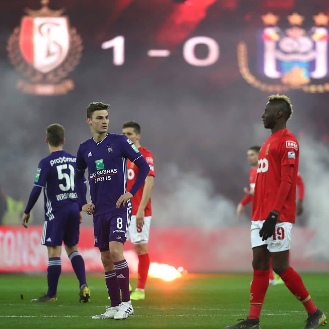 Después del primer gol los ultras del Anderlecht se manifestaron con bengalas en protesta por el resultado en contra.