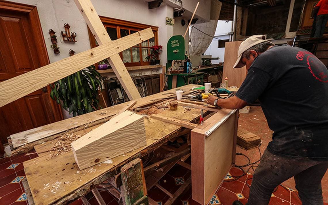 Creció en Ocotlán, Jalisco, le encantaba el futbol y le ayudaba en su padre desde pequeño en el trabajo.