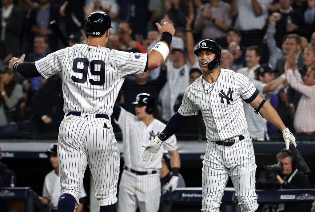 Con batazos de poder muy oportunos y un pitcheo que maniató a su rival, los New York Yankees avanzan a la Serie Divisional de la Liga Americana tras doblegar 7-2 a los Oakland Athletics.