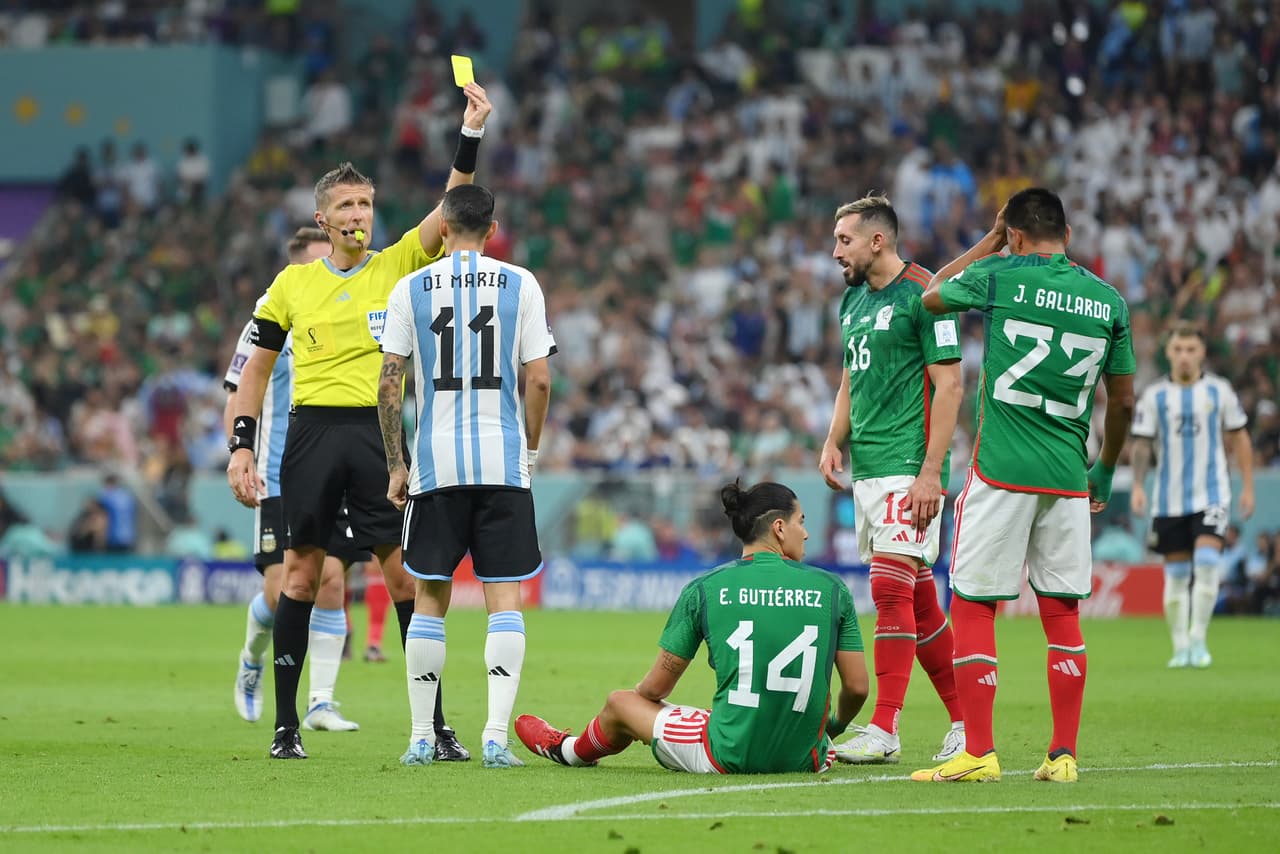 La Selección de Argentina sacó los tres puntos tres vencer a México por dos goles contra cero con las anotaciones de Messi y Fernández en el segundo tiempo con lo que se coloca en el segundo lugar del Grupo C y México cae al sótano.