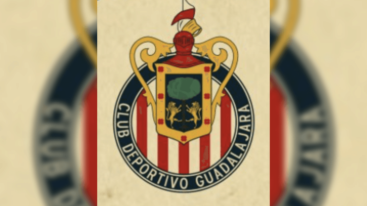 <b>Escudo Chivas</b>
<br>Se regresa a las cinco líneas en coloro rojo y el escudo de la ciudad de Guadalajara se aumentó en proporción al anterior.
