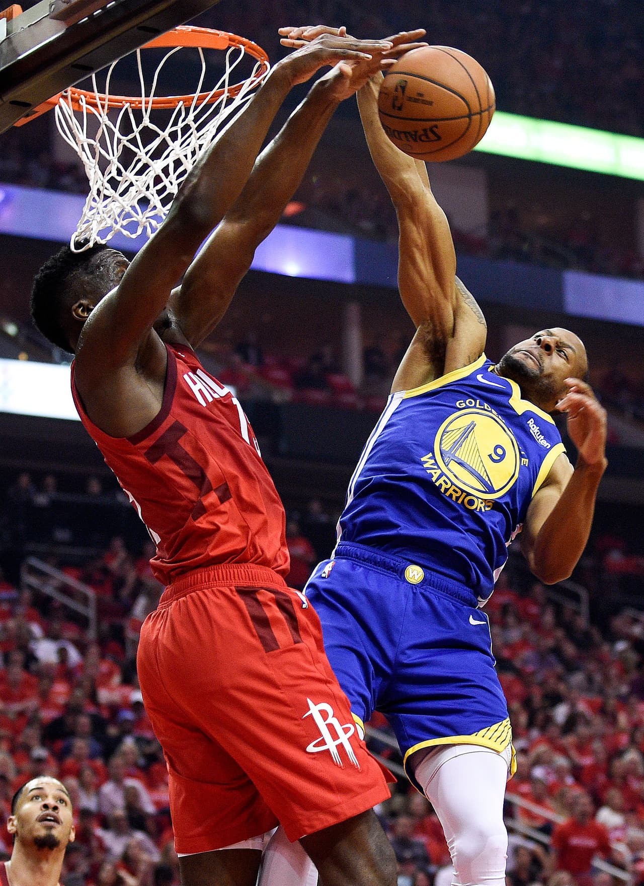 Esta espectacular tapa de Clint Capela (izquierda) a Andre Iguodala de los Warriors (derecha) fue parte de la muestra defensiva de los Rockets.