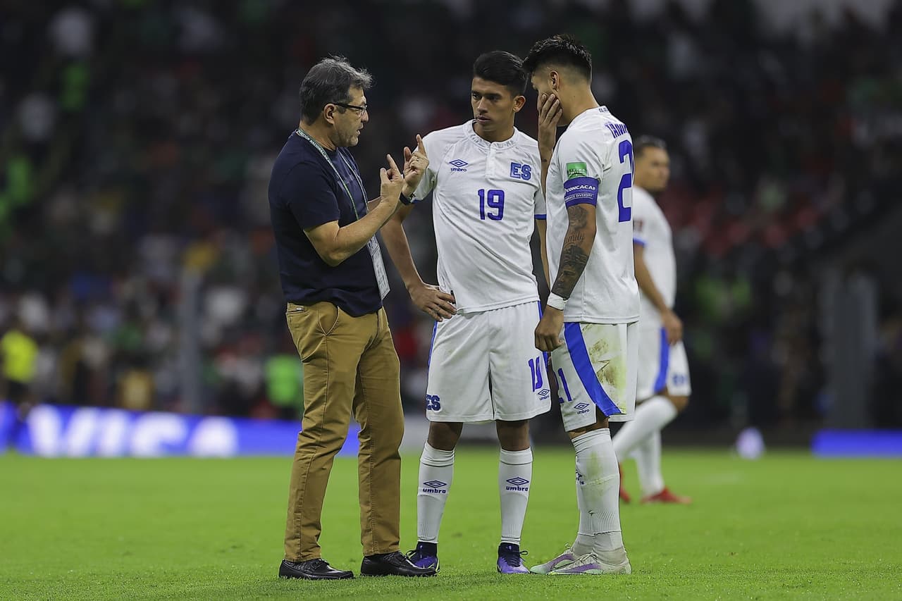 México selló su pase al Mundial con una victoria sobre El Salvador, gracias a los goles de Uriel Antuna y Raúl Jiménez.