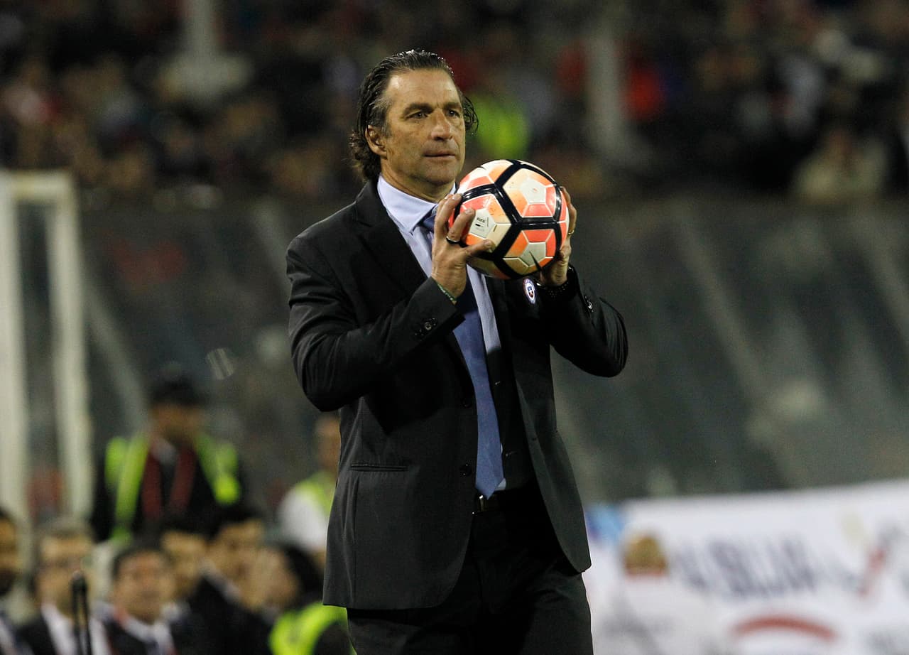 Juan Antonio Pizzi asumió la dirección de Chile, que mantuvo su jerarquía pero perdía la contundencia: en marzo de 2016, perdió como local contra Argentina pero ganó de visitante a Venezuela.