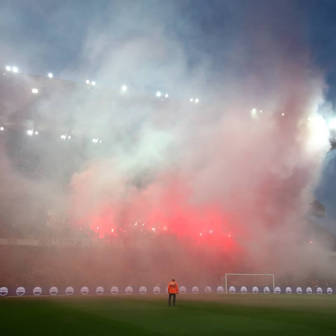 Desde la tribuna popular los ultras del Anderlecht se encargaron de causar la suspensión del partido al minuto 30.