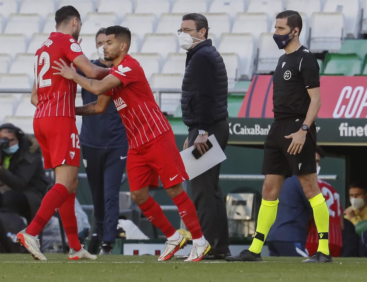 Tras la reanudación del partido este domingo, desde el minuto 39’, el Betis abrió el marcador con un gol de Sergio Canales en el minuto 73, y así los verdiblancos consiguieron su pase a la siguiente ronda. El mexicano Jesús ‘Tecatito’ Corona vio su debut al minuto 67’.