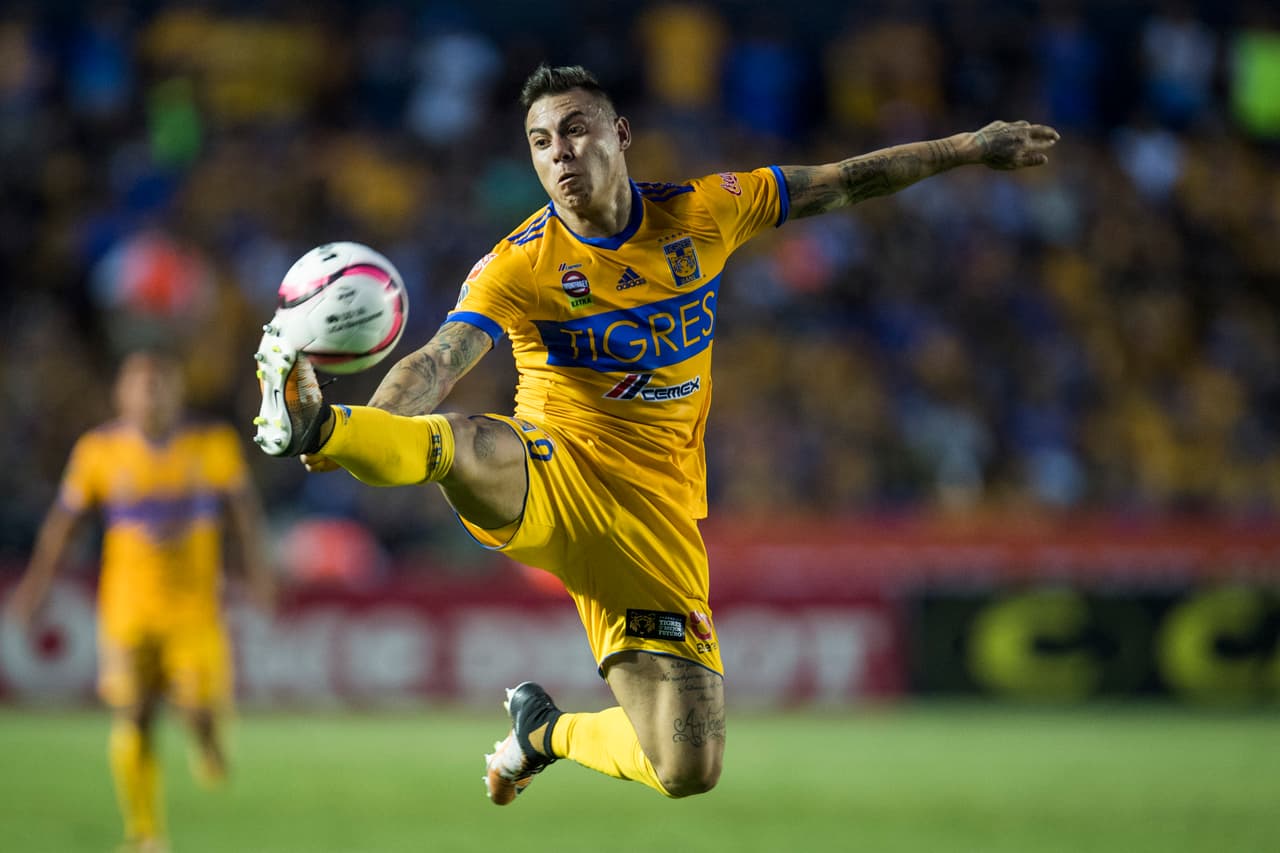 Eduardo Vargas, delantero de Tigres: 6 millones de euros (aproximadamente 6,985,000 dólares).