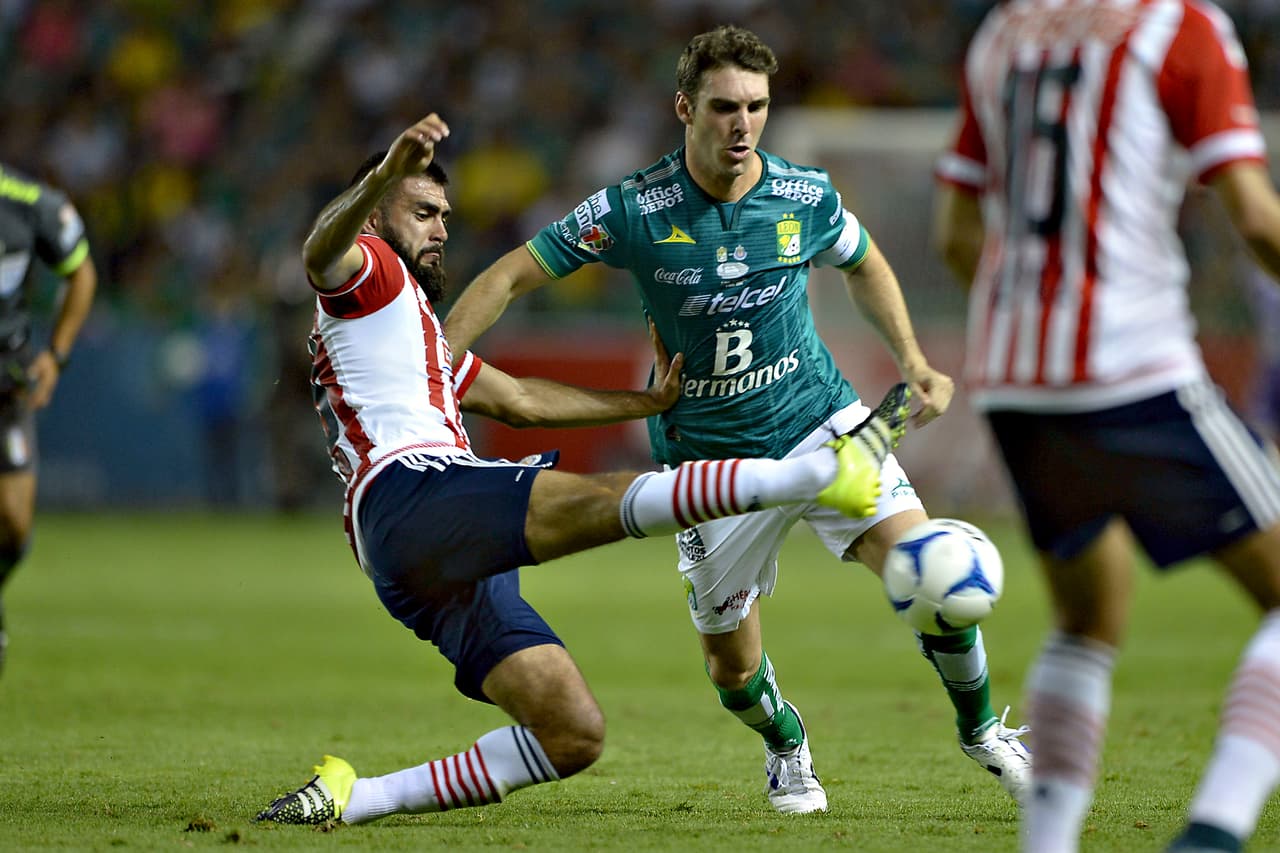 Chivas salió campeón tras vencer al León 0-1 con gol de Oswaldo Alanís en la Copa MX del Apertura '15.