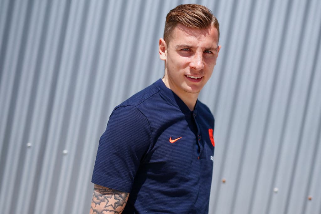 La salida del francés Lucas Digne en Barcelona está prevista y ya Everton mostró interés por su fichaje. Se especula una oferta de 40 millones de euros.