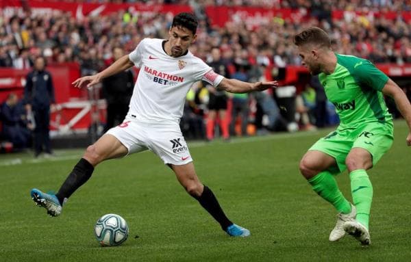 El centrocampista del Sevilla Jesús Navas y el defensor portugués del Leganés Kévin Rodríguez, disputan el balón durante el partido.