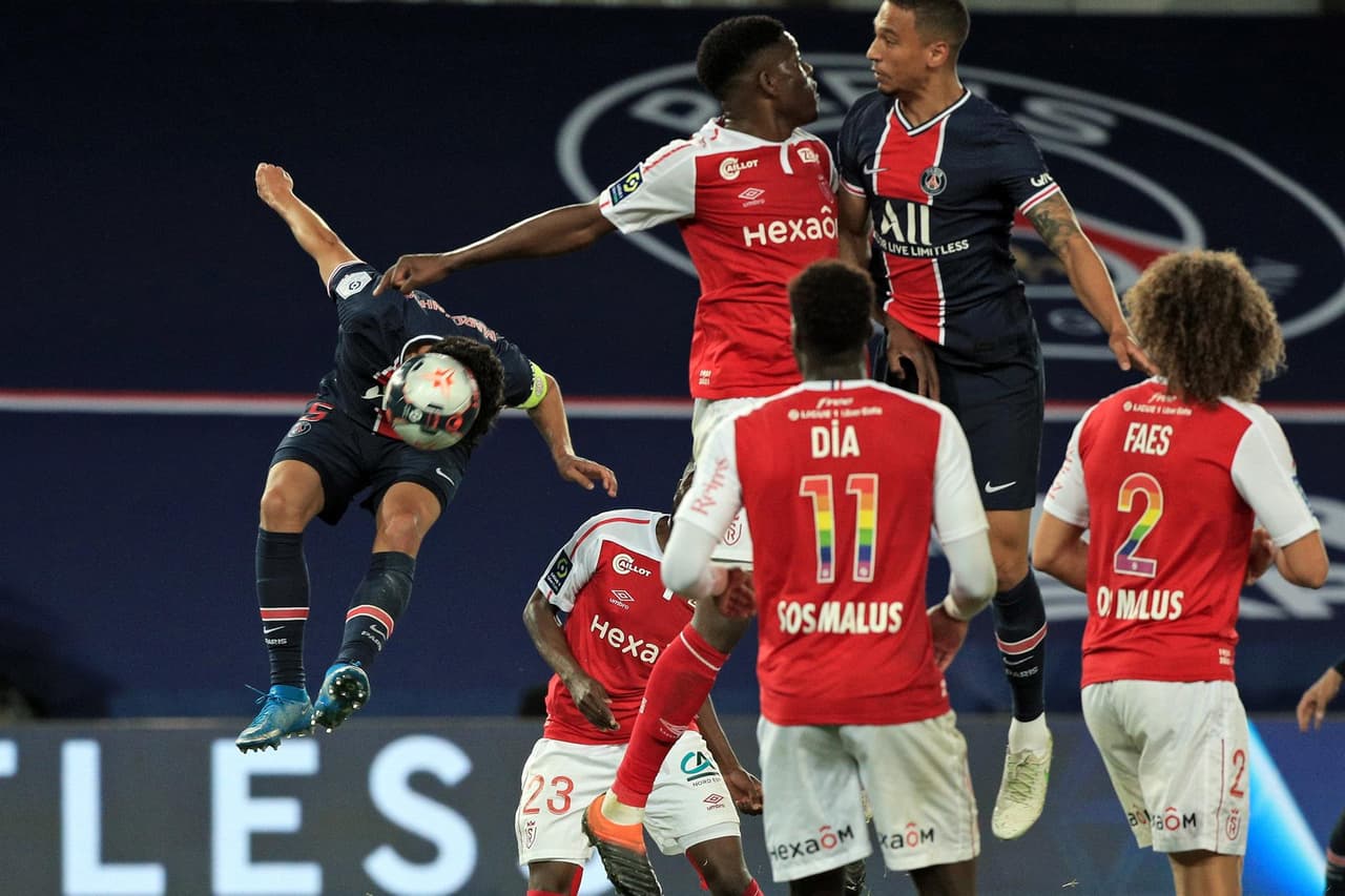 Paris Saint Germain golea al Reims 4-0 durante la penúltima Jornada de la Ligue 1. Neymar abrió el marcador cobrando un penal, seguido de Kylian Mbappé (24'), Marquinhos (68') y Moise Kean (89'). El conjunto parisino se encuentra a un solo punto del Lille y todo será definido en la última fecha.