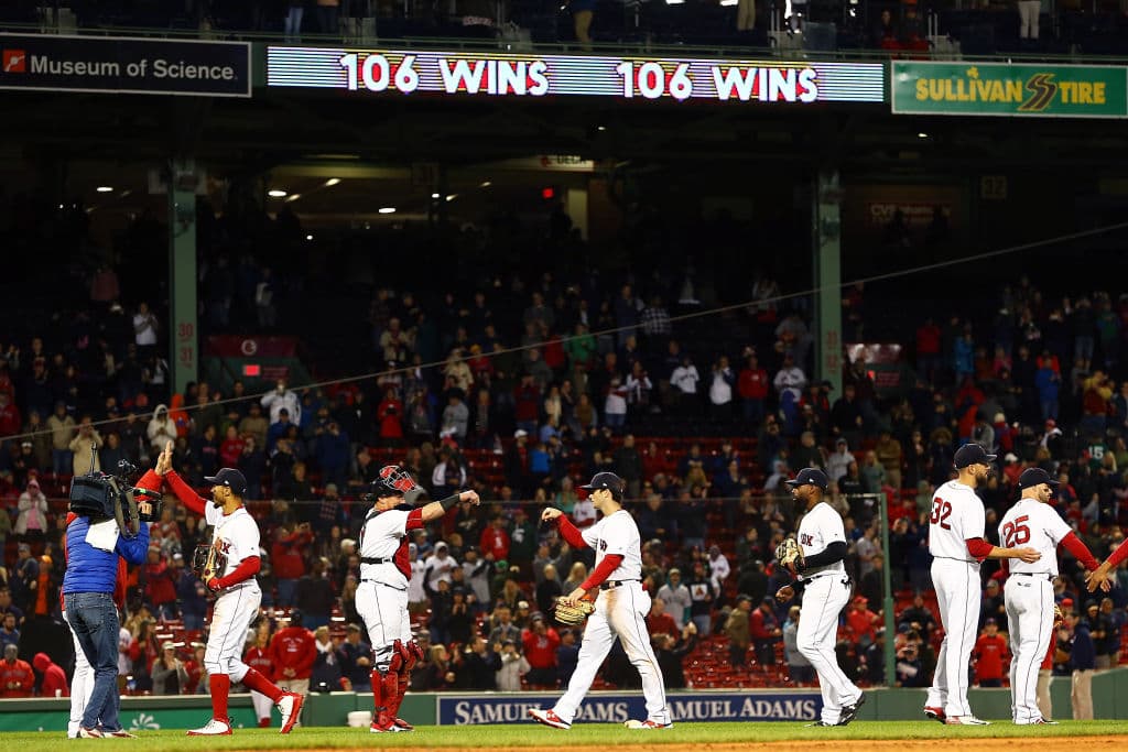 Luego de vencer la noche del 24 de septiembre en Fenway Park a los Baltimore Orioles, los Boston Red Sox lograron su triunfo 106 de la temporada con cinco partidos aún por disputarse. Historia pura.