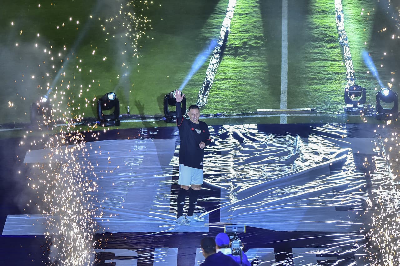 Emoción, goles, amigos, exfutbolistas, jugadores en activo y lágrimas, así se desarrolló la despedida del argentino nacionalizado mexicano.