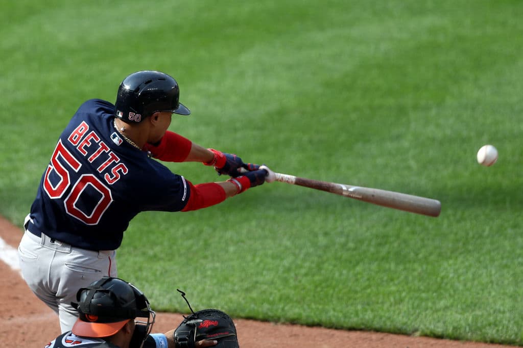 Boston perdía 3-2 en la novena entrada antes que Hernández conectara el bambinazo a lanzamiento de Mychal Givens, que evitó mayor daño al recetar dos ponches seguidos después de un triple de Mookie Betts.
