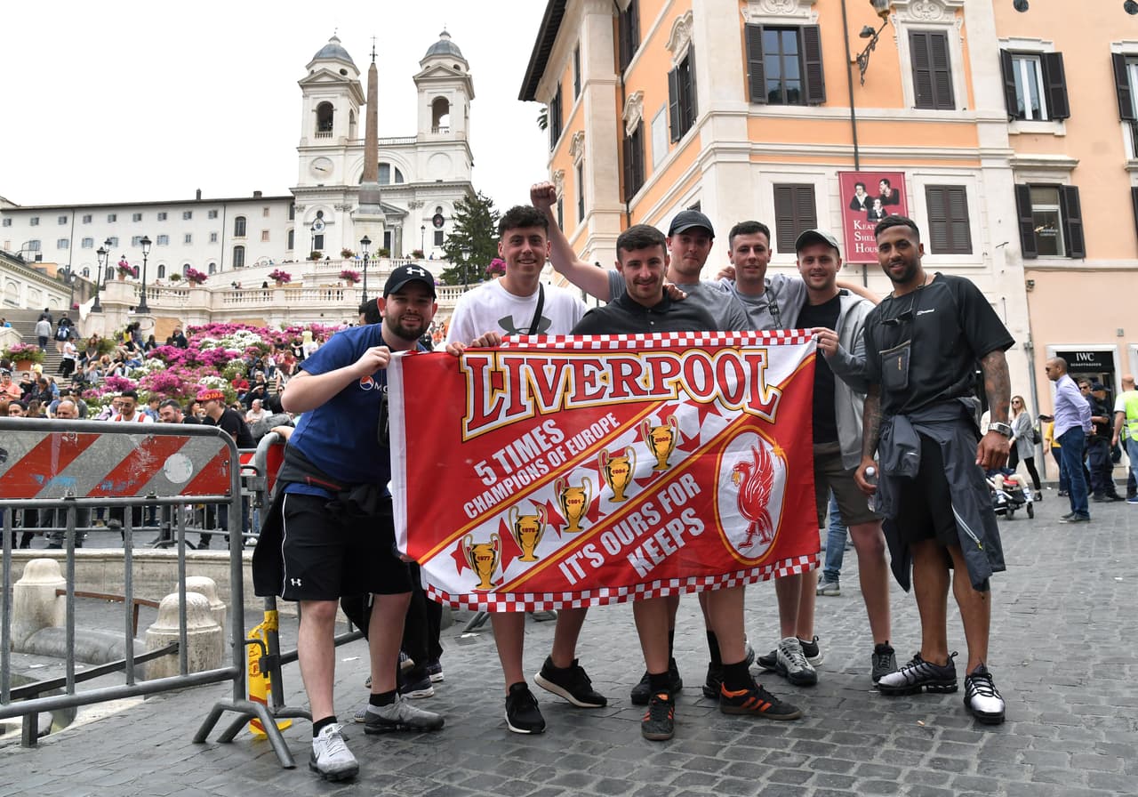 Los aficionados del Liverpool se tomaron las calles de Roma y montaron una gran fiesta en la previa del partido de Champions League entre su equipo y la Loba. Familiares, amigos, recién conocidos, todos se unieron para teñir de rojo la capital italiana.
