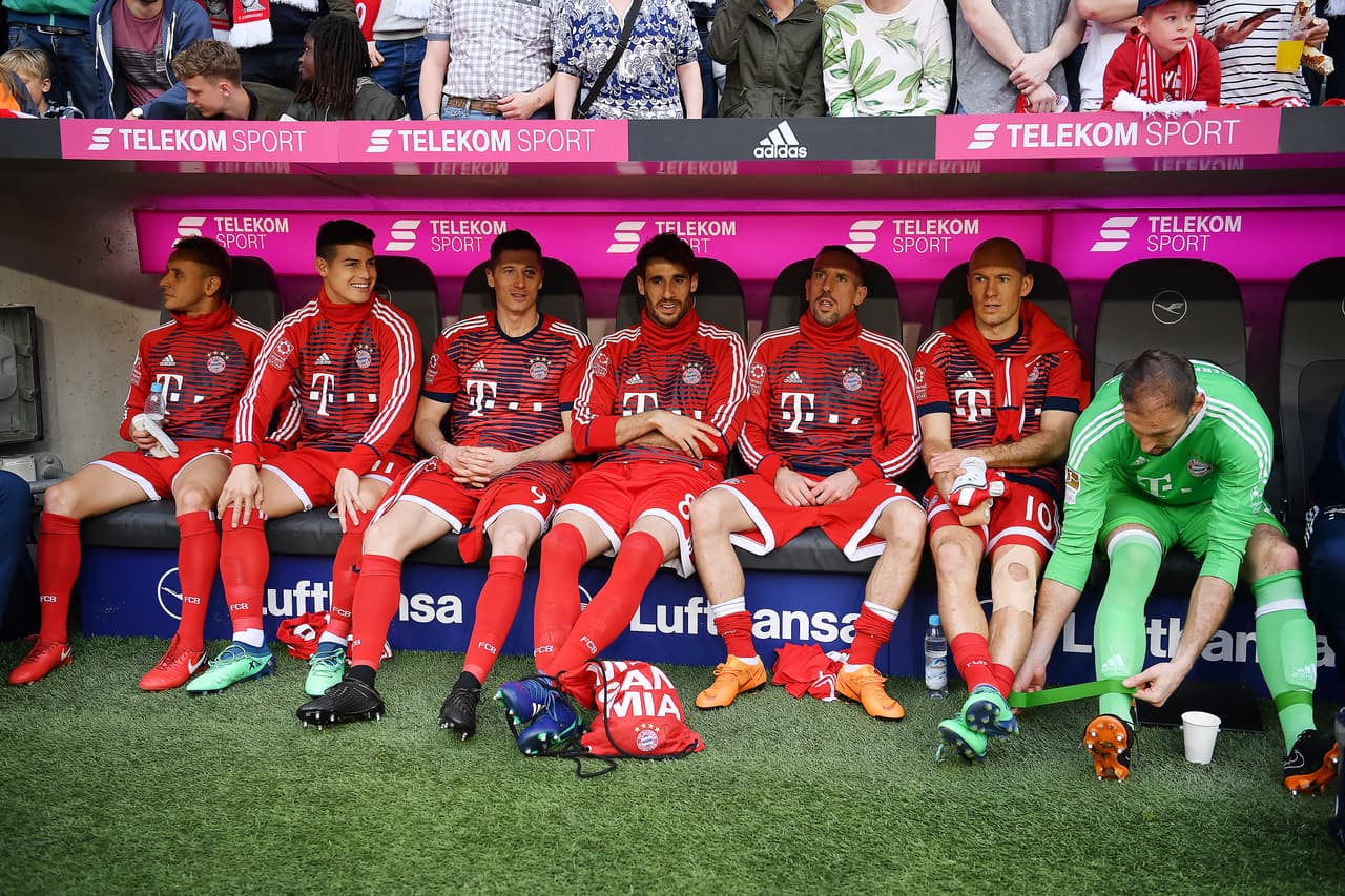 La jornada de Champions League, en la que eliminaron el Sevilla, dejó a algunos jugadores mereciendo descanso por lo que Heynckes tuvo un banco de lujo: Rafinha, Franck RIbery, Javi Martínez, Arjen Robben, James Rodríguez y Robert Lewandowski.