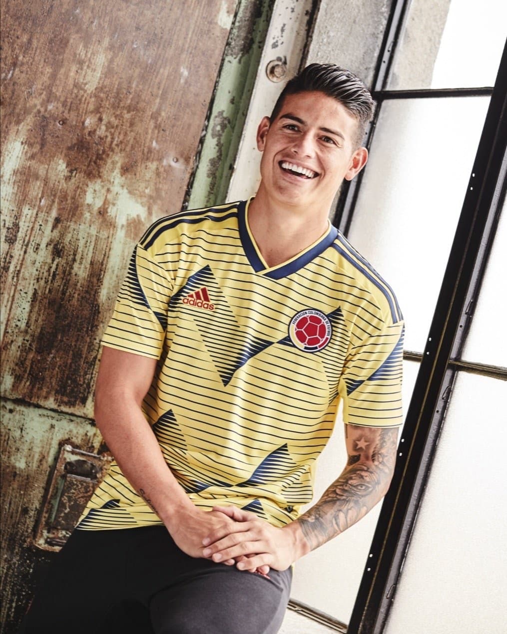 ¡Alegría! Este martes la marca alemana hizo oficial la nueva playera con la que Colombia enfrentará los próximos amistosos ante Japón y Corea del Sur, así como la Copa América 2019, con unas particulares fotografías con protagonismo de James Rodríguez, David Ospina, Juan Guillermo Cuadrado, Wilmar Barrios y Santiago Arias.