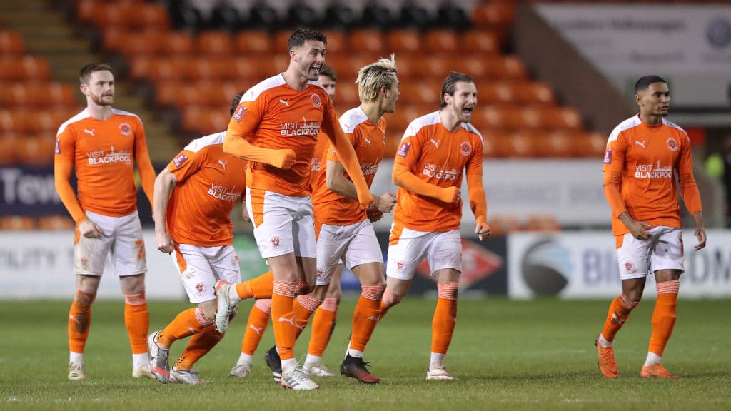 Blackpool y Burnley avanzaron en la justa tras vencer en tanda de penales al Albion y al MK Dons, respectivamente.