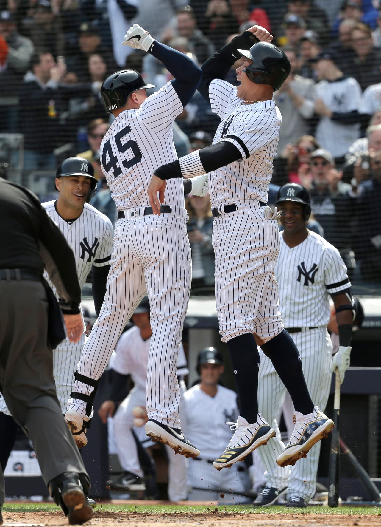 New York Yankees se impusieron 7-2 contra Baltimore Orioles en el arranque de la temporada, en un Yankee Stadium que tuvo la visita del panameño Mariano Rivera en la fiesta del triunfo.