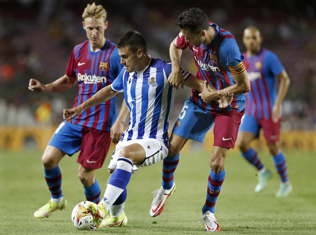 Barcelona se impone ante la Real Sociedad con un marcador de 4-2, tras la salida de Messi del Barcelona. Gerard Piqué (19') se encargo hacer el primer tanto para los culés, seguido de Martín Braithwaite con doblete, pero el equipo visitante sumó dos más por parte de Cienfuegos (82') y Oyarzabal (85'), ya al filo del partido, Sergi se encargó de hacer el cuarto tanto de la victoria.