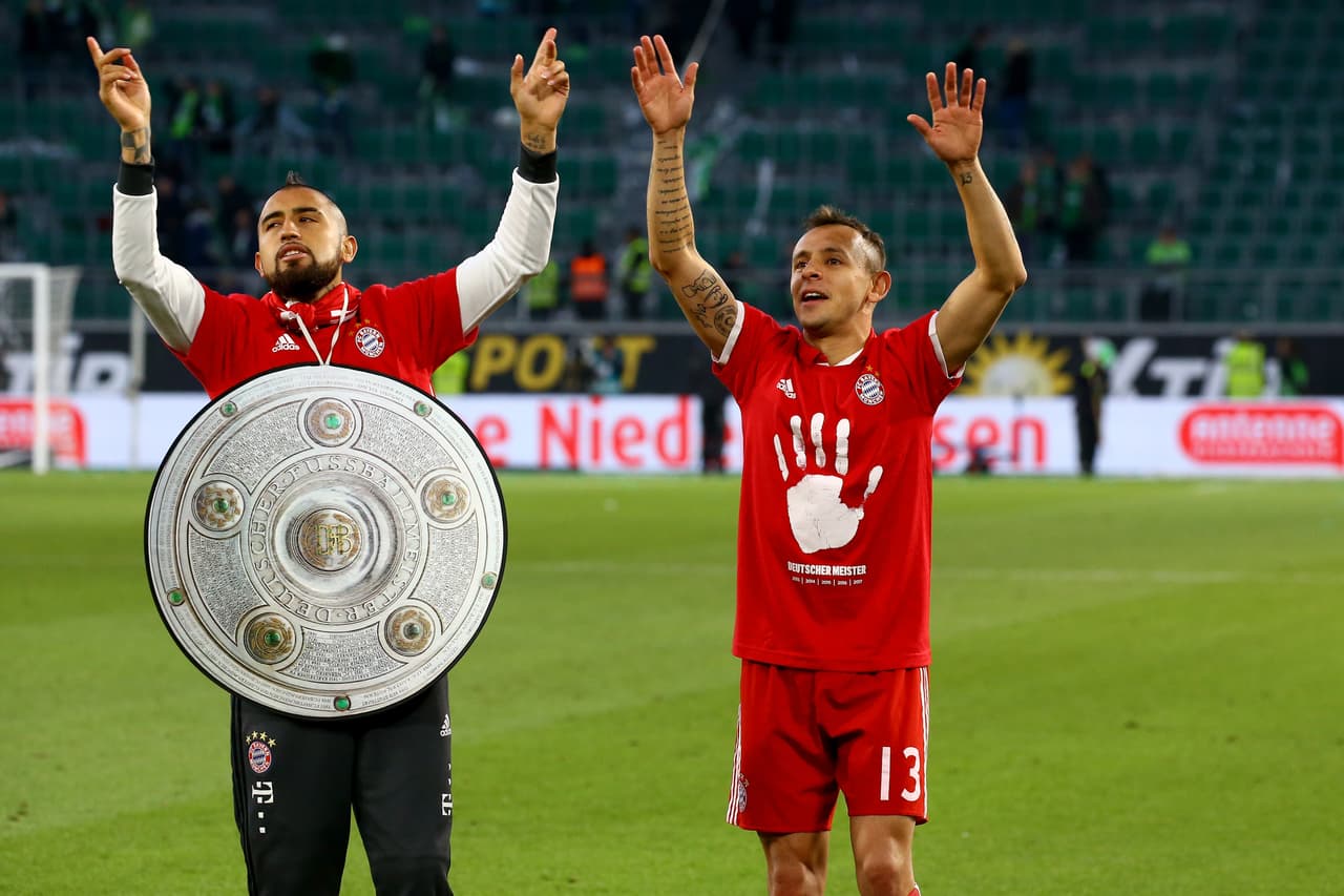 Arturo Vidal festejó su segundo título de Bundesliga el 29 de abril de 2017 luego de que el equipo goleó 6-0 a Wolfsburgo. Seguía la racha.