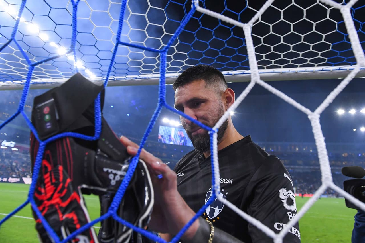 Jonathan Orozco recibe emotivo homenaje del Monterrey