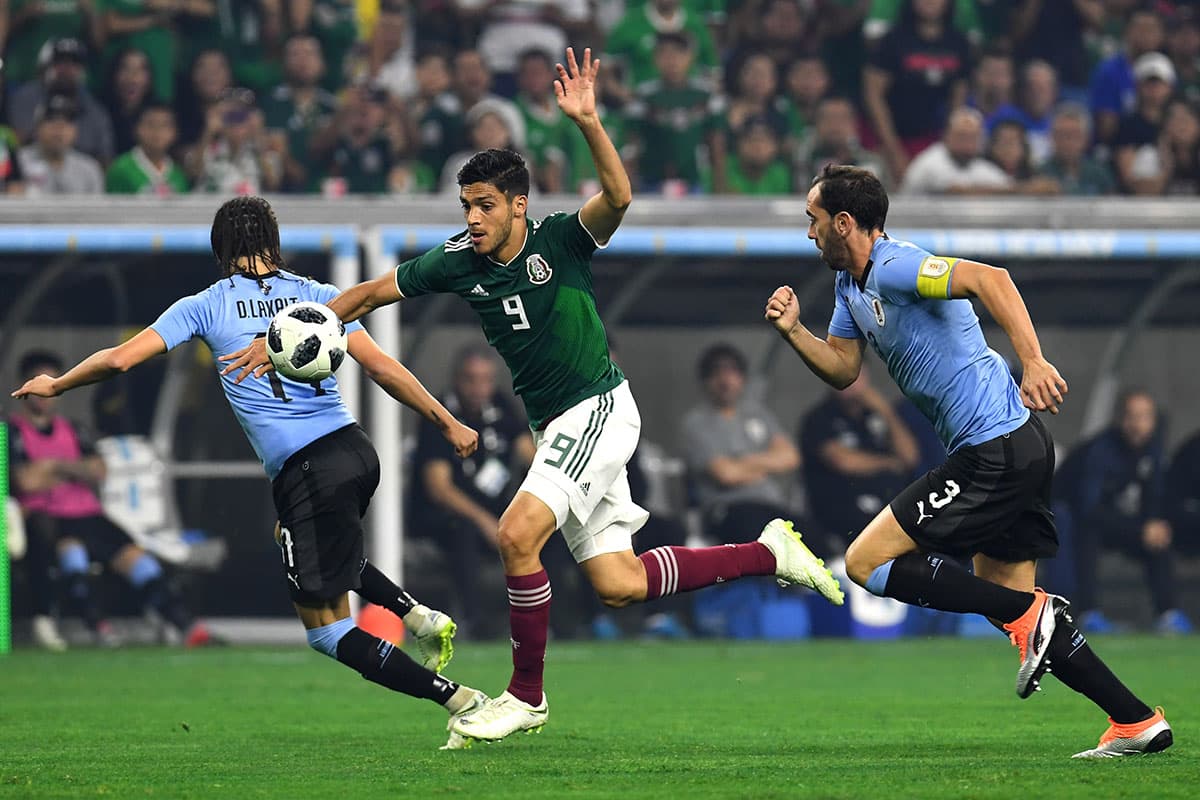 Raúl Jiménezm, delantero del Wolverhampton, buscó las alternativas para alcanzar el empate.