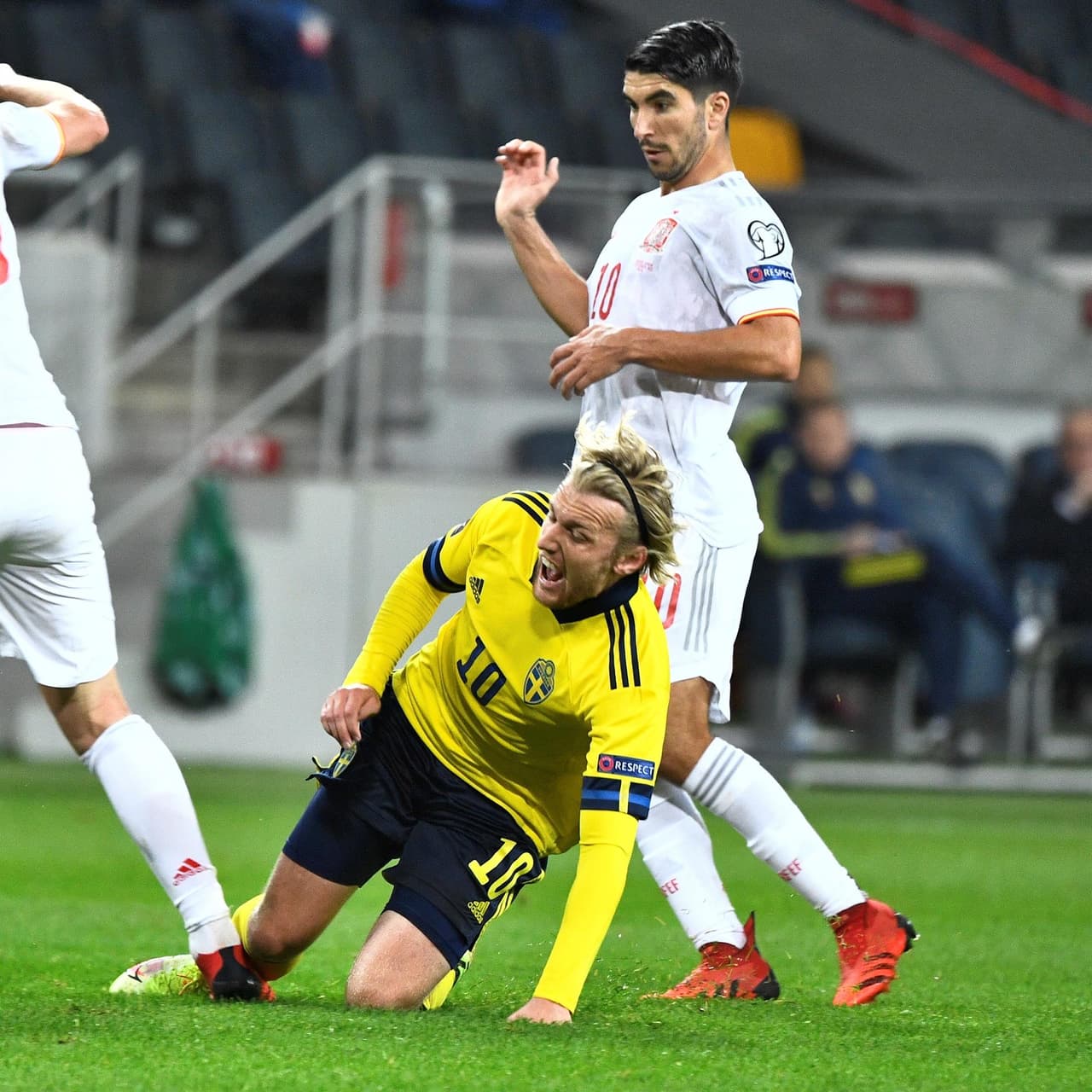 Suecia derrota 2-1 a España y consigue tomar la primera posición del grupo B en las calificatorias de la UEFA rumbo al Mundial de Catra 2022. Carlos Soler, al minuto 4, abrió el partido para los españoles, pero los suecos no dejaron pasar tiempo, pues un minuto después Alexander Isak ya empataba el partido y, en la segunda mitad, Viktor Claesson le dio el triufo a los 'Vikingos'.