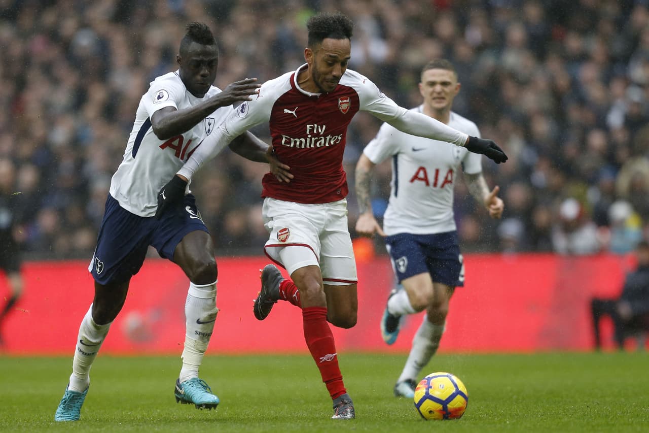 El colombiano Davinson Sánchez fue uno de los que tuvo la dura responsabilidad de sostener en cero el arco del Tottenham ante la reacción de los "gunners".