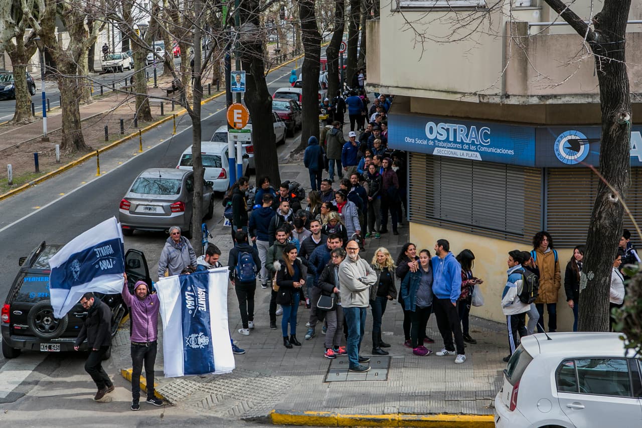 La gente se forma también para comprar membresías y poder presenciar los partidos con su nuevo entrenador.