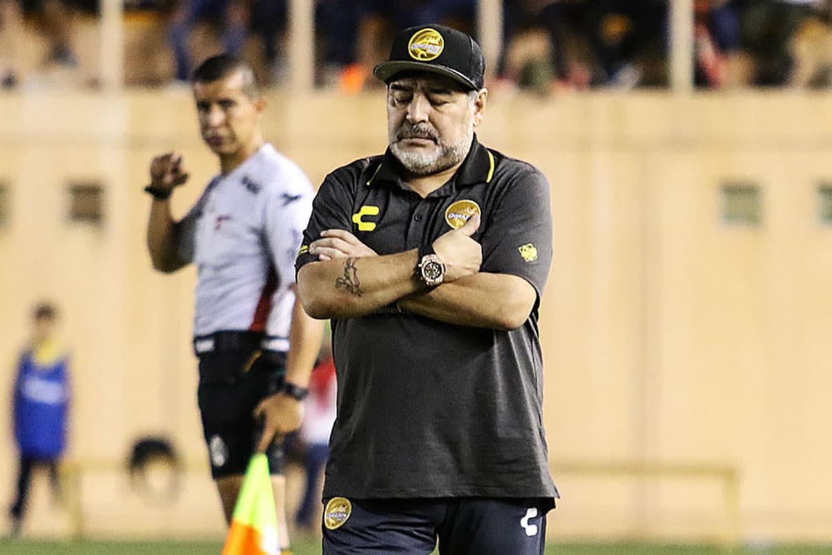 El argentino Diego Armando Maradona reacciona luego del gol con el que Alebrijes superó por 1-0 a Dorados por la jornada 9 del Apertura 2018 del Ascenso MX.