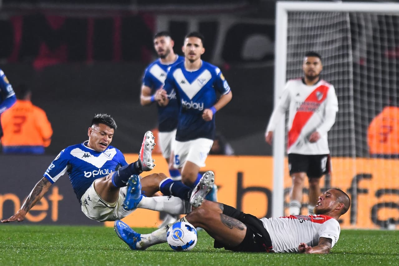 River Plate fue eliminado tras empatar 0-0 ante Vélez en el Estadio Monumental y perder la ida de los Octavos de Final por 1-0.